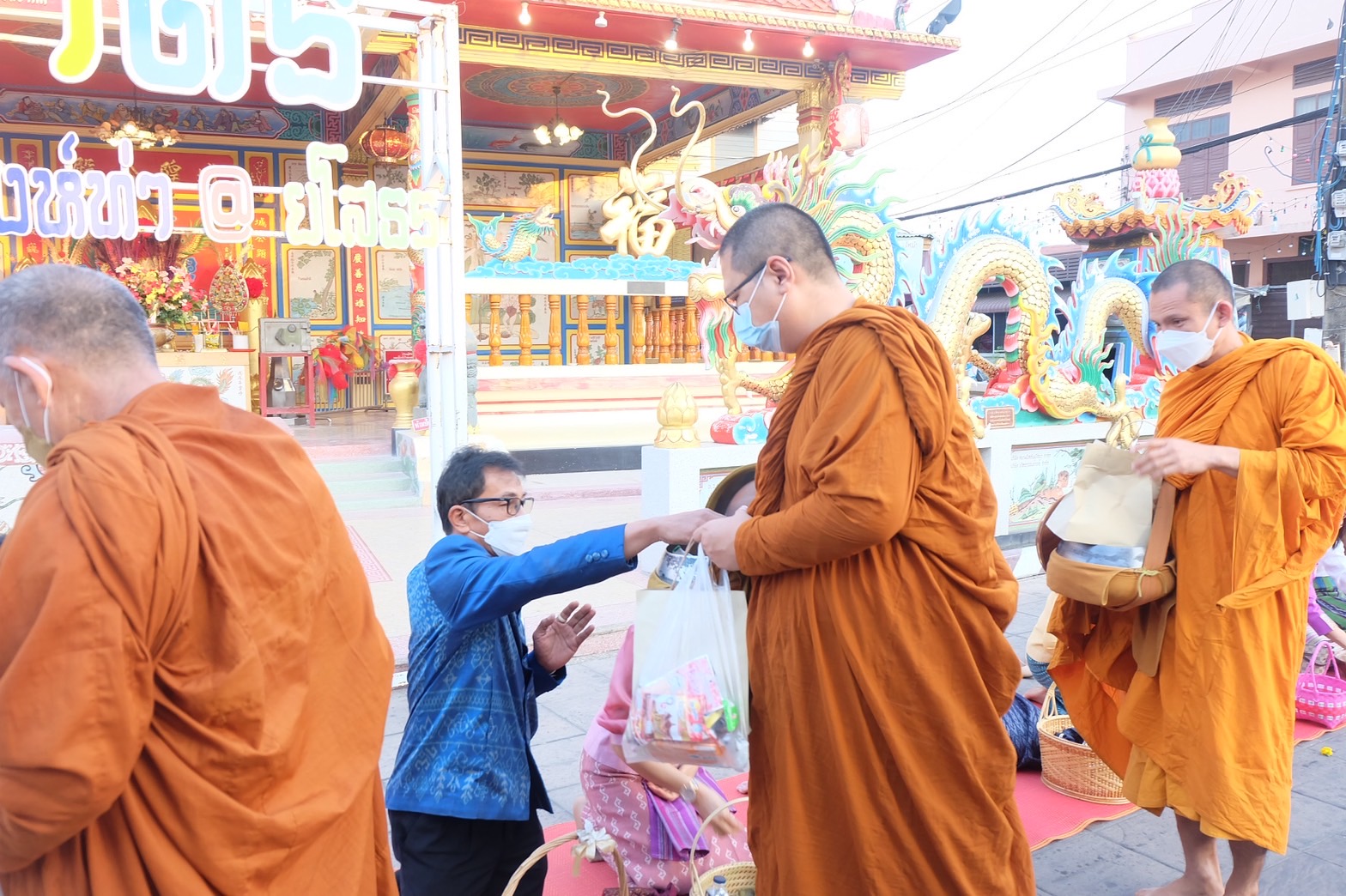 พช.ยโสธร สวมผ้าไทย ใส่ให้สนุก อนุรักษ์ผ้าไทยให้ทันสมัย ทำบุญตักบาตร ในงานทำบุญตักบาตรย้อนยุควิถีถิ่นวิถีไทย และจำหน่ายสินค้า OTOP ณ ถนนคนเดินยโสธร เมืองเก่าบ้านสิงห์ท่า