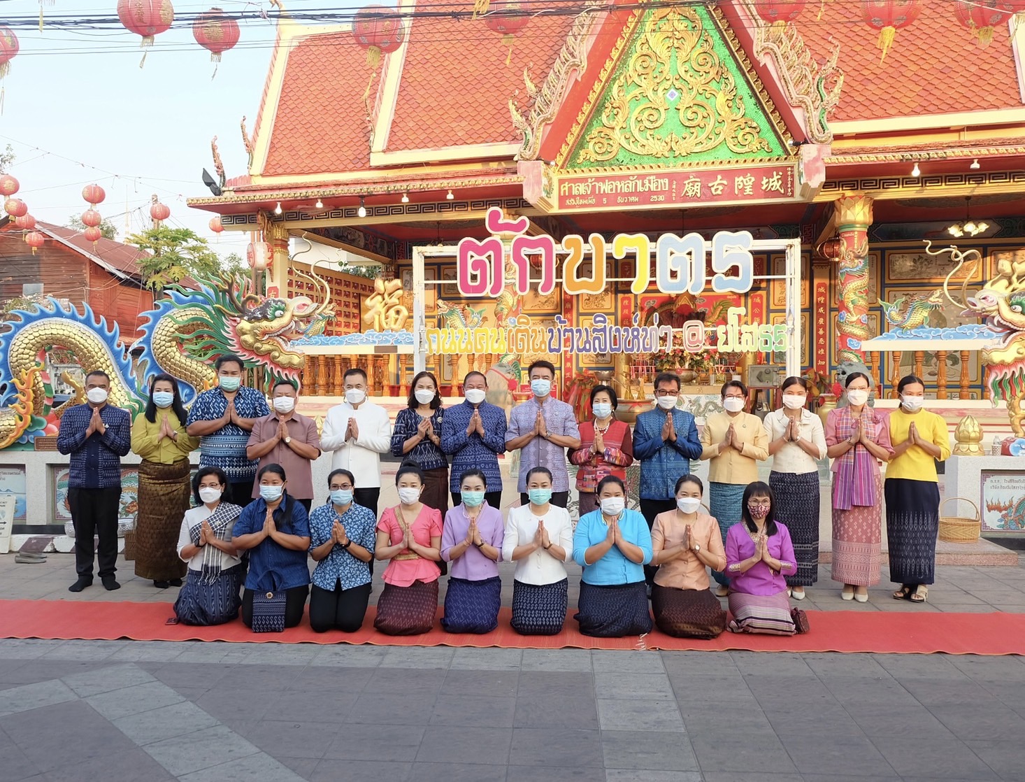 พช.ยโสธร สวมผ้าไทย ใส่ให้สนุก อนุรักษ์ผ้าไทยให้ทันสมัย ทำบุญตักบาตร ในงานทำบุญตักบาตรย้อนยุควิถีถิ่นวิถีไทย และจำหน่ายสินค้า OTOP ณ ถนนคนเดินยโสธร เมืองเก่าบ้านสิงห์ท่า