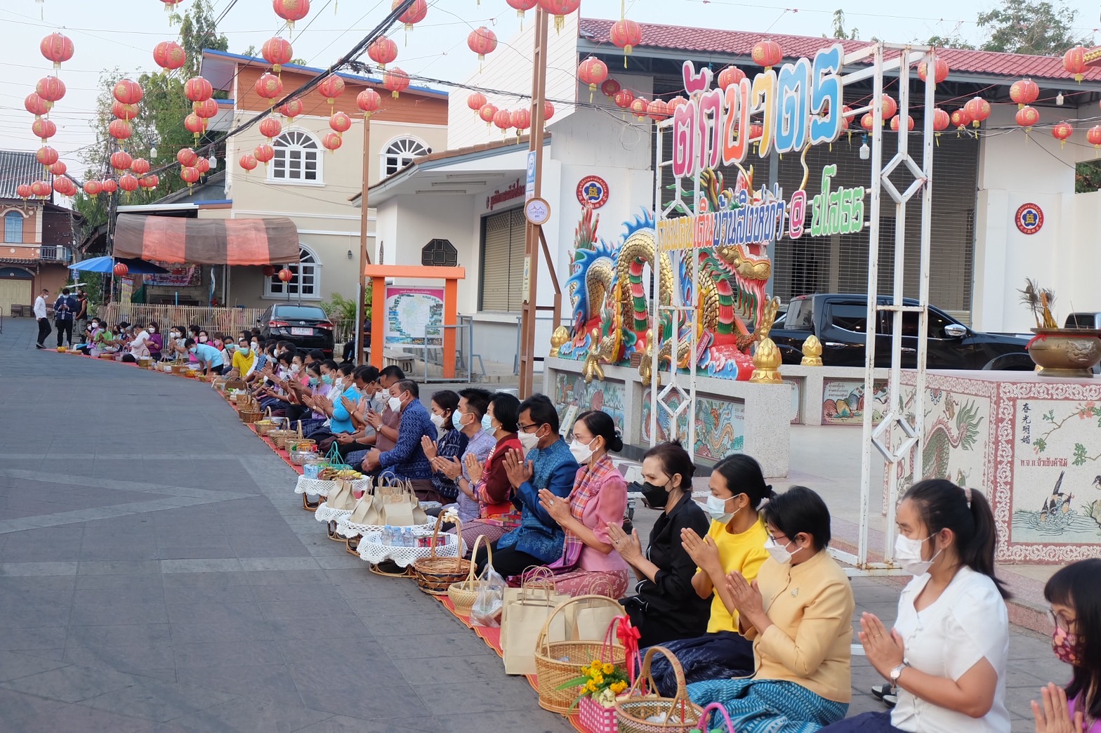 พช.ยโสธร สวมผ้าไทย ใส่ให้สนุก อนุรักษ์ผ้าไทยให้ทันสมัย ทำบุญตักบาตร ในงานทำบุญตักบาตรย้อนยุควิถีถิ่นวิถีไทย และจำหน่ายสินค้า OTOP ณ ถนนคนเดินยโสธร เมืองเก่าบ้านสิงห์ท่า