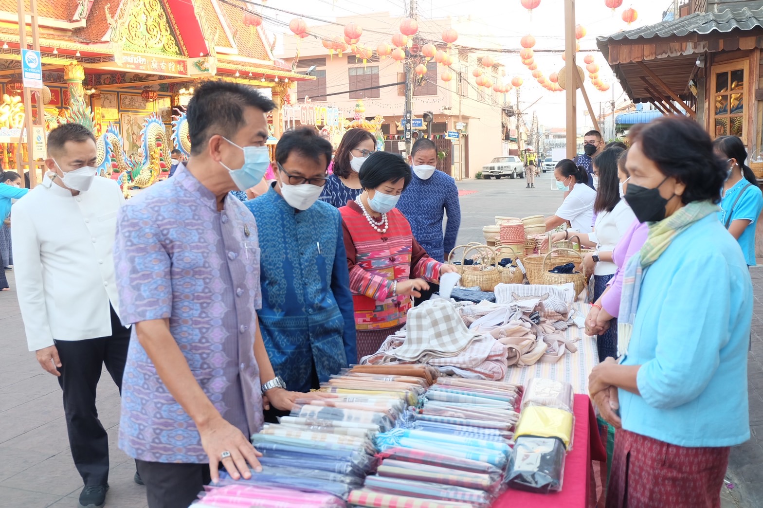 พช.ยโสธร สวมผ้าไทย ใส่ให้สนุก อนุรักษ์ผ้าไทยให้ทันสมัย ทำบุญตักบาตร ในงานทำบุญตักบาตรย้อนยุควิถีถิ่นวิถีไทย และจำหน่ายสินค้า OTOP ณ ถนนคนเดินยโสธร เมืองเก่าบ้านสิงห์ท่า