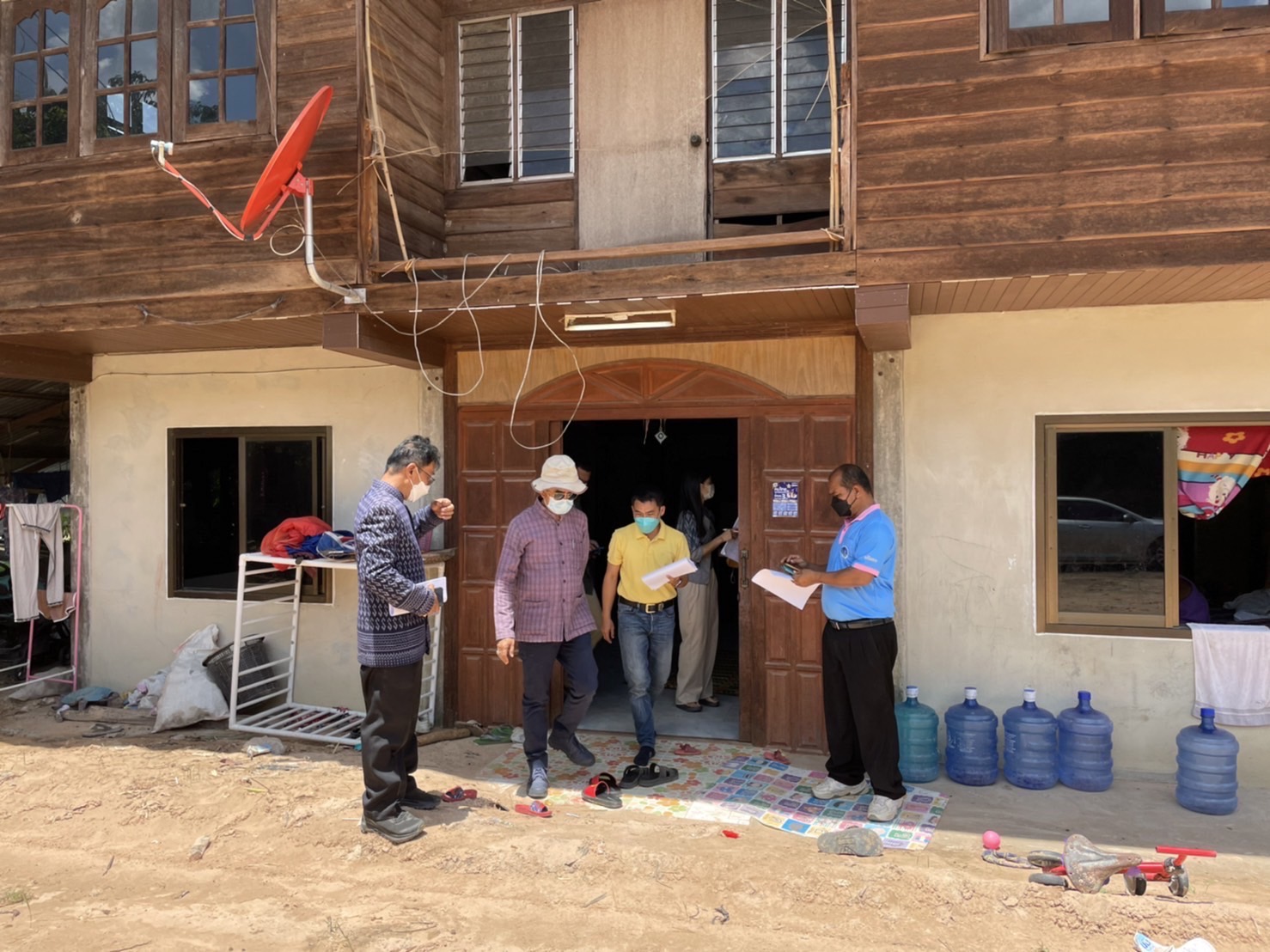 ? รองพ่อเมืองยโสธร ลงพื้นที่ปฏิบัติการ “คนยโสธร…ไม่ทอดทิ้งกัน” ภายใต้ศูนย์อำนวยการขจัดความยากจนและพัฒนาคนทุกช่วงวัยอย่างยั่งยืนตามหลักปรัชญาของเศรษฐกิจพอเพียงจังหวัดยโสธร (lotus)(lotus)