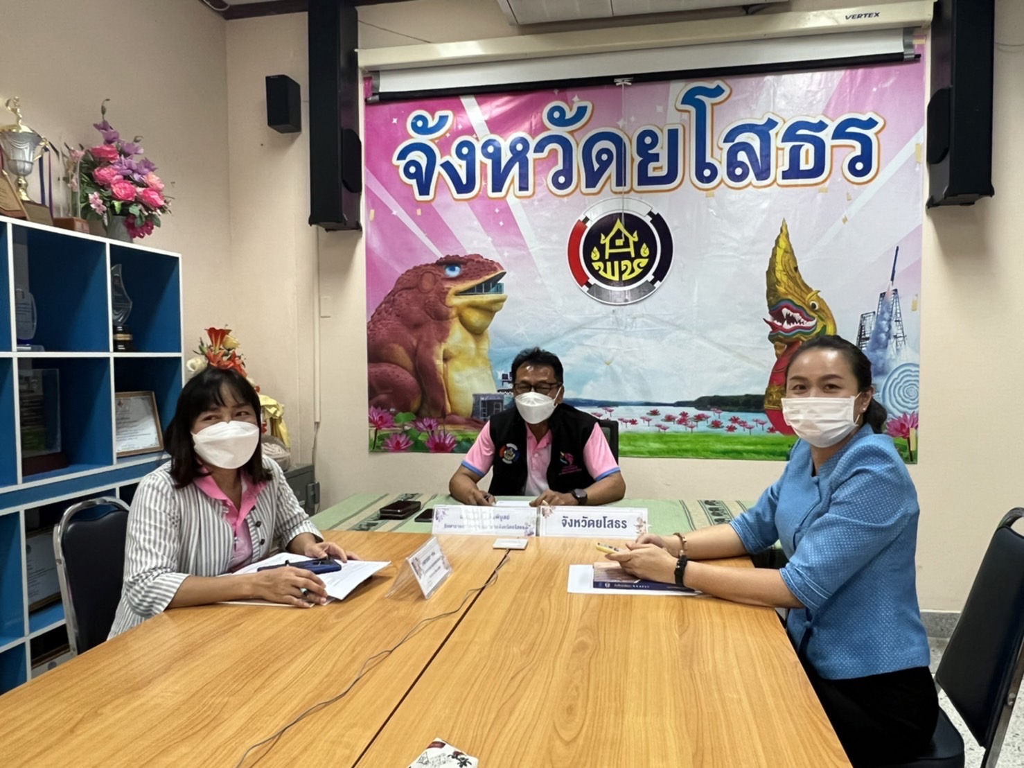 พช.ยโสธร    ร่วมประชุมติดตามการดำเนินงานและการใช้จ่ายงบประมาณกองทุนพัฒนาบทบาทสตรี ประจำปีงบประมาณ พ.ศ. 2565 ครั้งที่ 2/2565 ผ่านระบบ Zoom Cloud Meeting