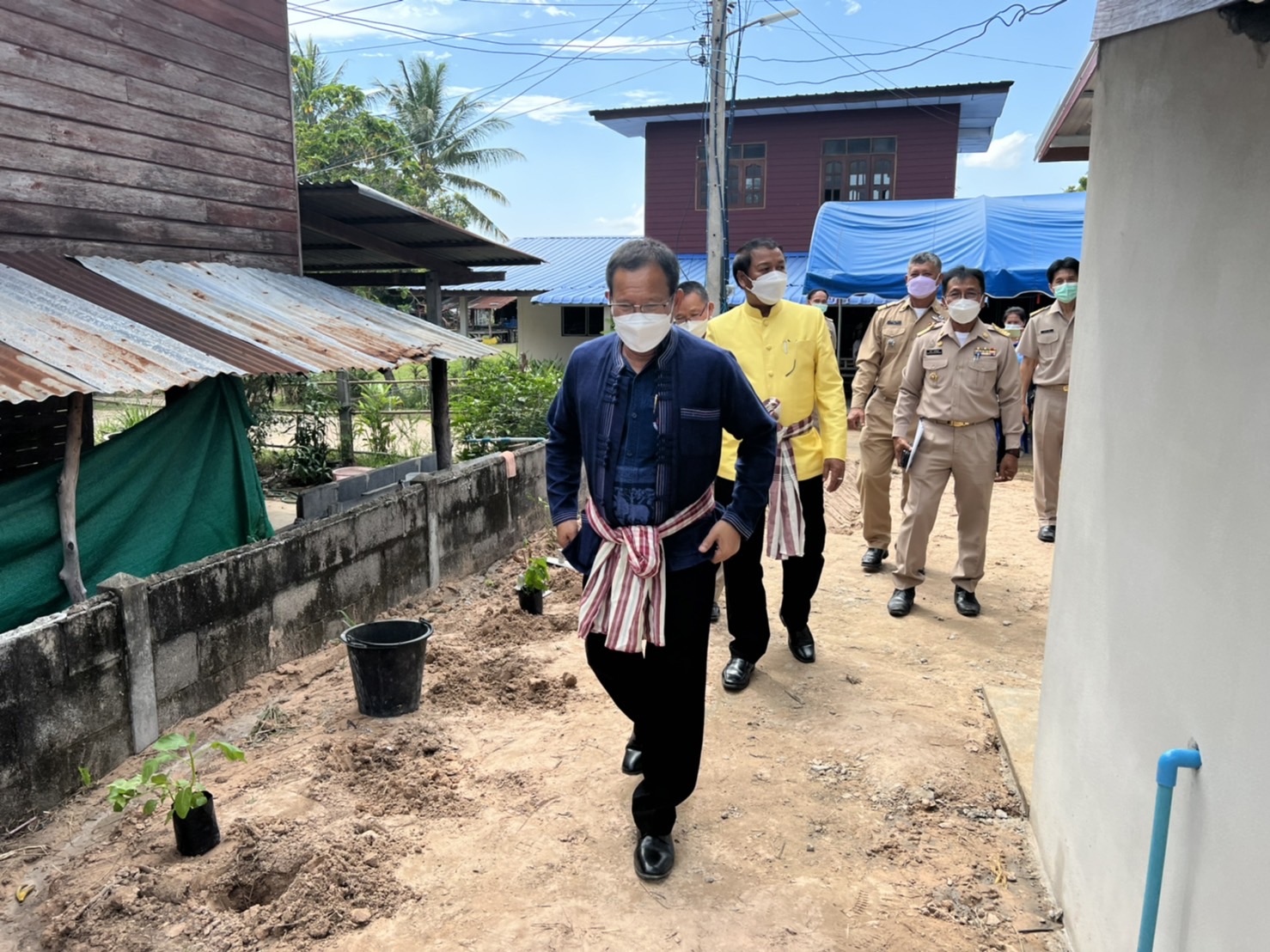 นายนิวัติ น้อยผาง รองอธิบดีกรมการพัฒนาชุมชน ลงพื้นที่ให้กำลังใจครัวเรือนเป้าหมาย  TPMAP “คนยโสธร…ไม่ทอดทิ้งกัน” ?