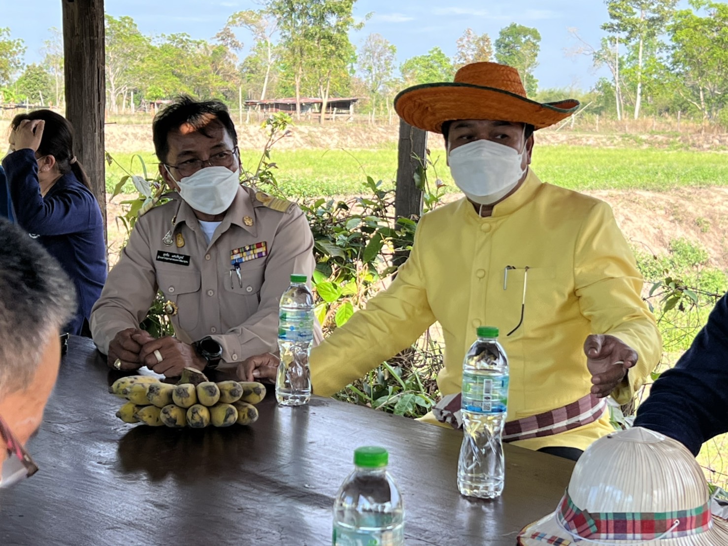 นายนิวัติ น้อยผาง รองอธิบดีกรมการพัฒนาชุมชน ลงพื้นที่ให้กำลังใจครัวเรือนเป้าหมาย  TPMAP “คนยโสธร…ไม่ทอดทิ้งกัน” ?