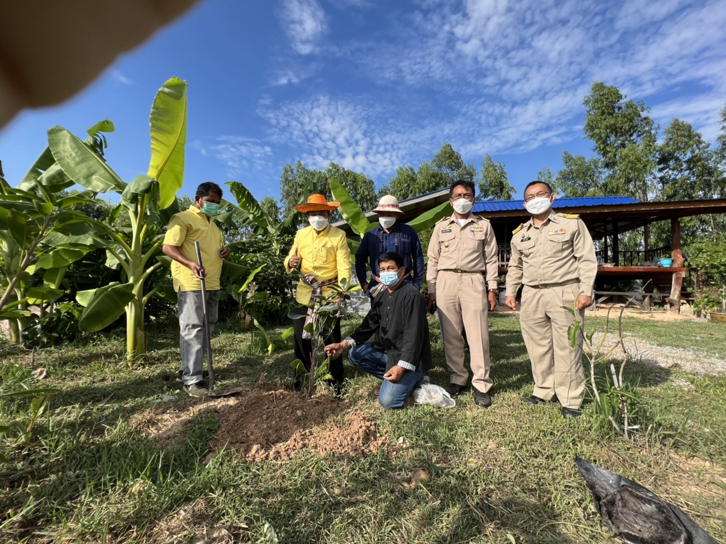 นายนิวัติ น้อยผาง รองอธิบดีกรมการพัฒนาชุมชน ลงพื้นที่ให้กำลังใจครัวเรือนเป้าหมาย  TPMAP “คนยโสธร…ไม่ทอดทิ้งกัน” ?