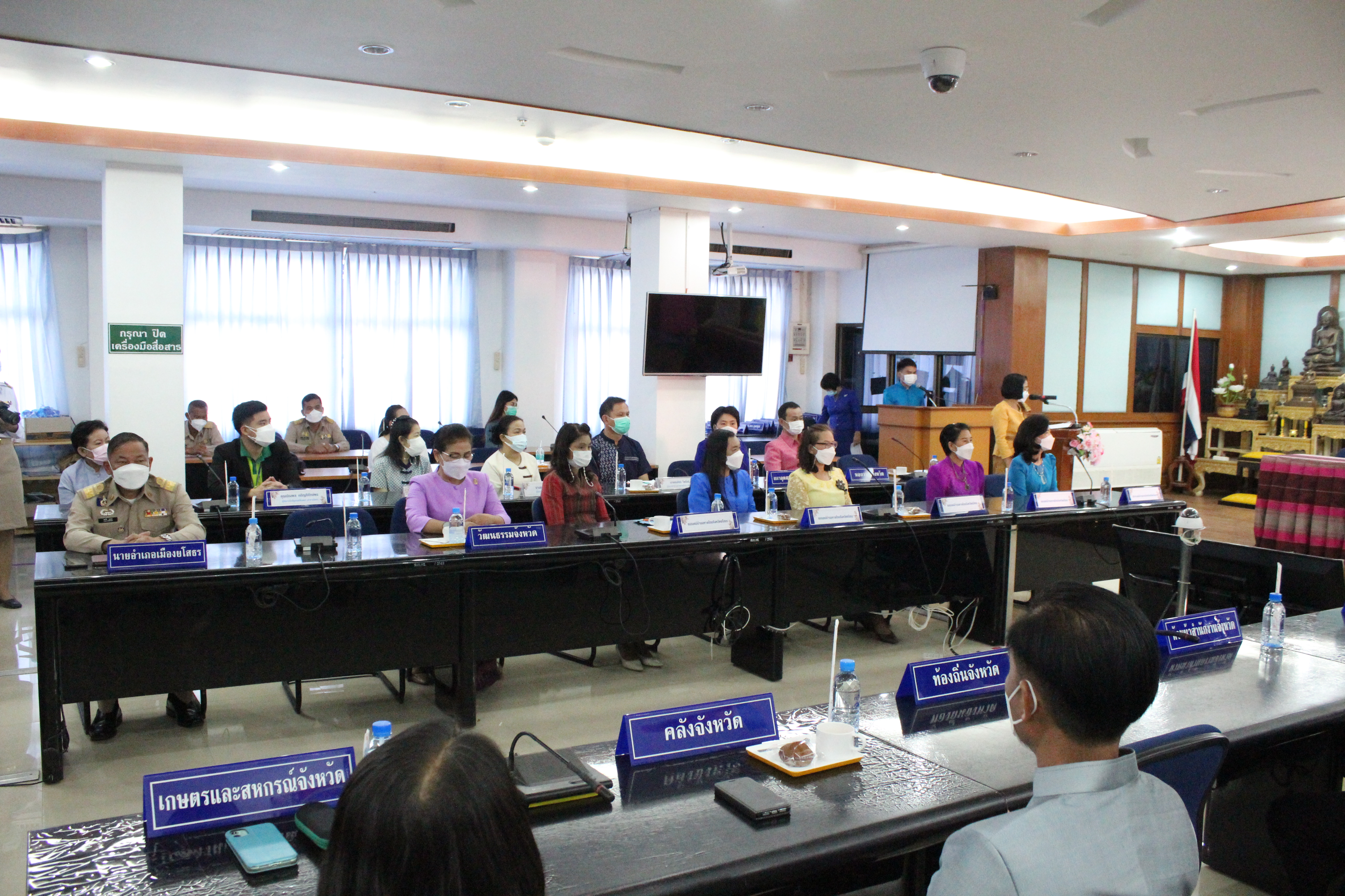 พช.ยโสธร ขอความร่วมมือกับภาคเอกชนร่วมลงนาม ( MOU ) “ คนเมืองยศ ร่วมใจสวมใสผ้าไทย เฉลิมพระเกียรติสมเด็จพระนางเจ้าสิริกิติ์ พระบรมราชินีนาถ พระบรมราชชนนีพันปีหลวง เนื่องในโอกาสมหามงคลเฉลิมพระชนมพรรษา 90 พรรษา 12 สิงหาคม 2565″