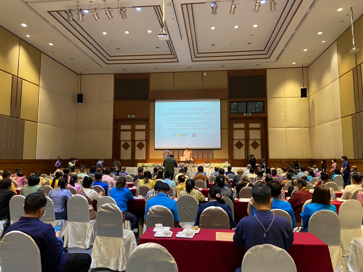 จังหวัดยโสธร นำกลุ่มทอผ้าร่วมกิจกรรม โครงการพัฒนาศักยภาพและเพิ่มช่องทางการตลาดให้กับผู้ประกอบการ OTOP  ผ้าไทย “Coaching ผ้าขิดลายนารีรัตนราชกัญญา” ณ  โรงแรมสุนีย์แกรนด์ จังหวัดอุบลราชธานี