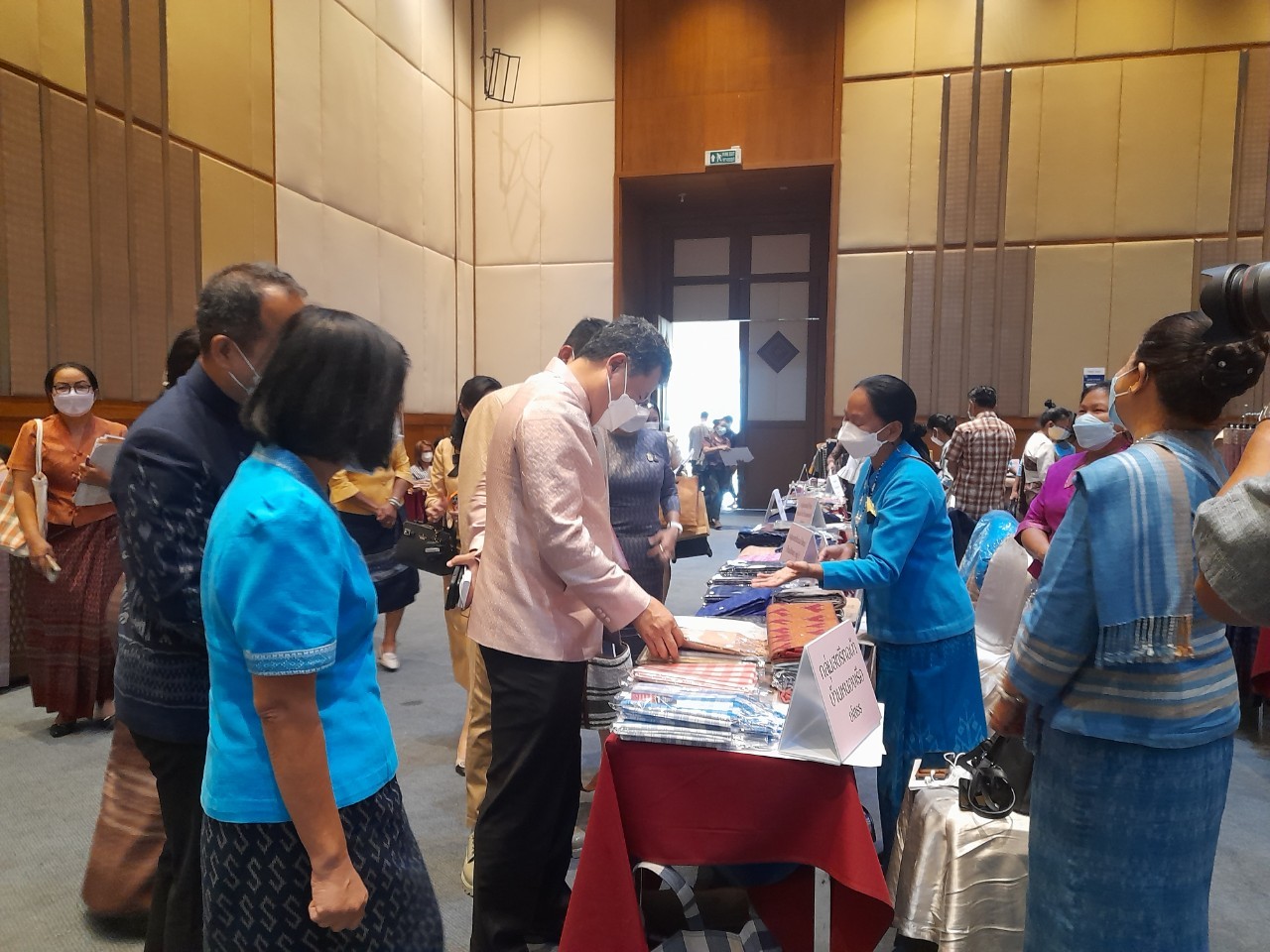 จังหวัดยโสธร นำกลุ่มทอผ้าร่วมกิจกรรม โครงการพัฒนาศักยภาพและเพิ่มช่องทางการตลาดให้กับผู้ประกอบการ OTOP  ผ้าไทย “Coaching ผ้าขิดลายนารีรัตนราชกัญญา” ณ  โรงแรมสุนีย์แกรนด์ จังหวัดอุบลราชธานี