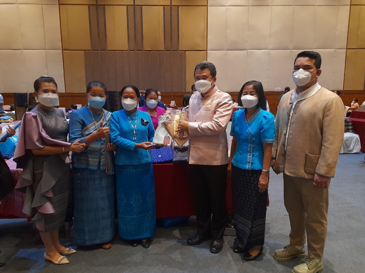 จังหวัดยโสธร นำกลุ่มทอผ้าร่วมกิจกรรม โครงการพัฒนาศักยภาพและเพิ่มช่องทางการตลาดให้กับผู้ประกอบการ OTOP  ผ้าไทย “Coaching ผ้าขิดลายนารีรัตนราชกัญญา” ณ  โรงแรมสุนีย์แกรนด์ จังหวัดอุบลราชธานี