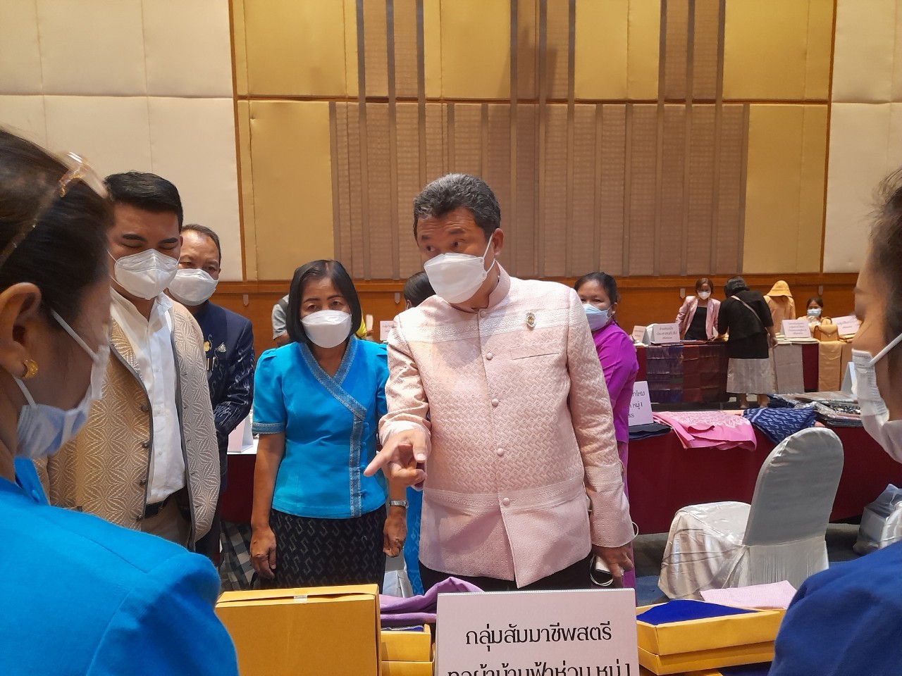 จังหวัดยโสธร นำกลุ่มทอผ้าร่วมกิจกรรม โครงการพัฒนาศักยภาพและเพิ่มช่องทางการตลาดให้กับผู้ประกอบการ OTOP  ผ้าไทย “Coaching ผ้าขิดลายนารีรัตนราชกัญญา” ณ  โรงแรมสุนีย์แกรนด์ จังหวัดอุบลราชธานี