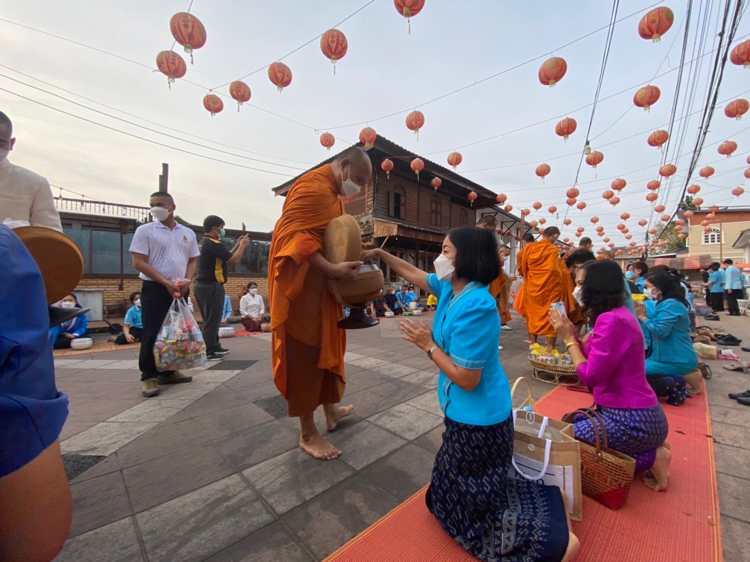พช.ยโสธร ร่วมอนุรักษ์ศิลป์ผ้าถิ่นไทย สวมผ้าไทยใส่ให้สนุก ให้ทันสมัย ทำบุญตักบาตรพระสงฆ์ถวายพระราชกุศล กิจกรรมเฉลิมพระเกียรติ สมเด็จพระเจ้าลูกยาเธอ เจ้าฟ้าทีปังกรรัศมีโชติ มหาวชิโรตตมางกูร สิริวิบูลยราชกุมารเนื่องในวันคล้ายวันประสูติ 29 เมษายน 2565
