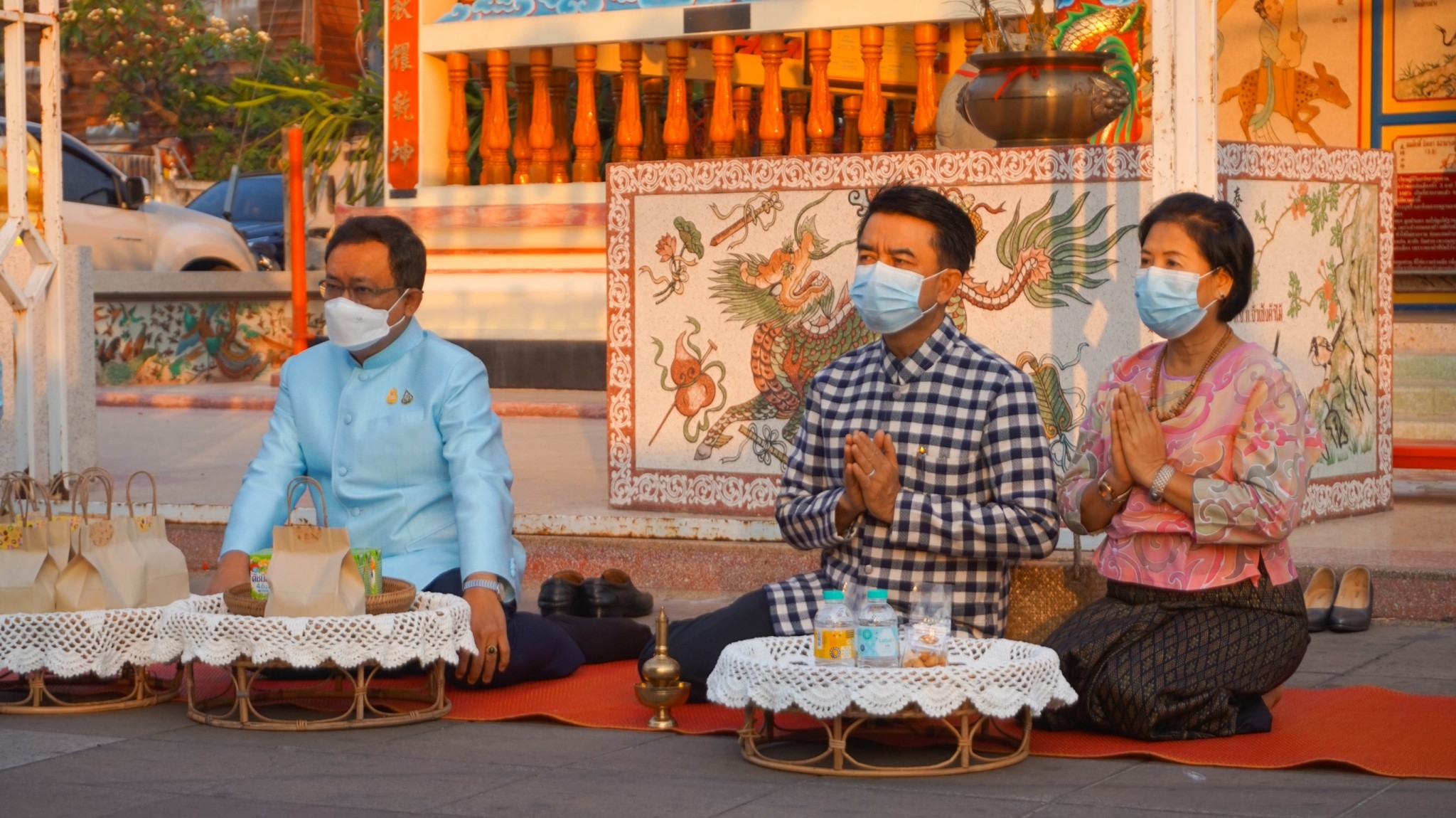 พช.ยโสธร สวมผ้าไทย ใส่ให้สนุก อนุรักษ์ผ้าไทยให้ทันสมัย ทำบุญตักบาตร ในงานทำบุญตักบาตรย้อนยุควิถีถิ่นวิถีไทย และจำหน่ายสินค้า OTOP  ณ ถนนคนเดินยโสธร เมืองเก่าบ้านสิงห์ท่า