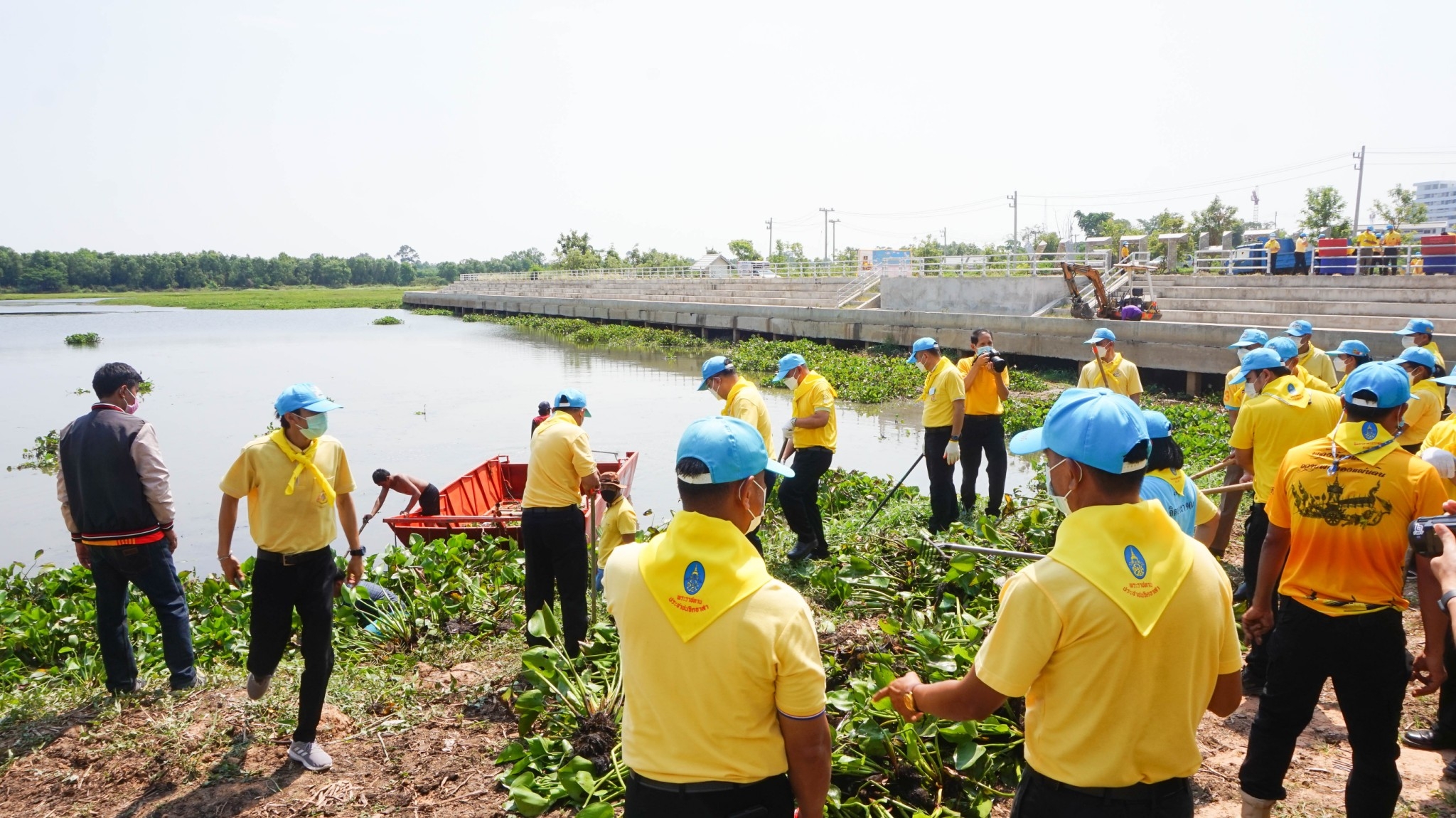 พช.ยโสธร ร่วมจิตอาสาพัฒนา ทำความสะอาดและปรับปรุงภูมิทัศน์บริเวณสะพานข้ามลำน้ำทวน เนื่องในวันสมเด็จพระนเรศวรมหาราช ประจำปี 2565