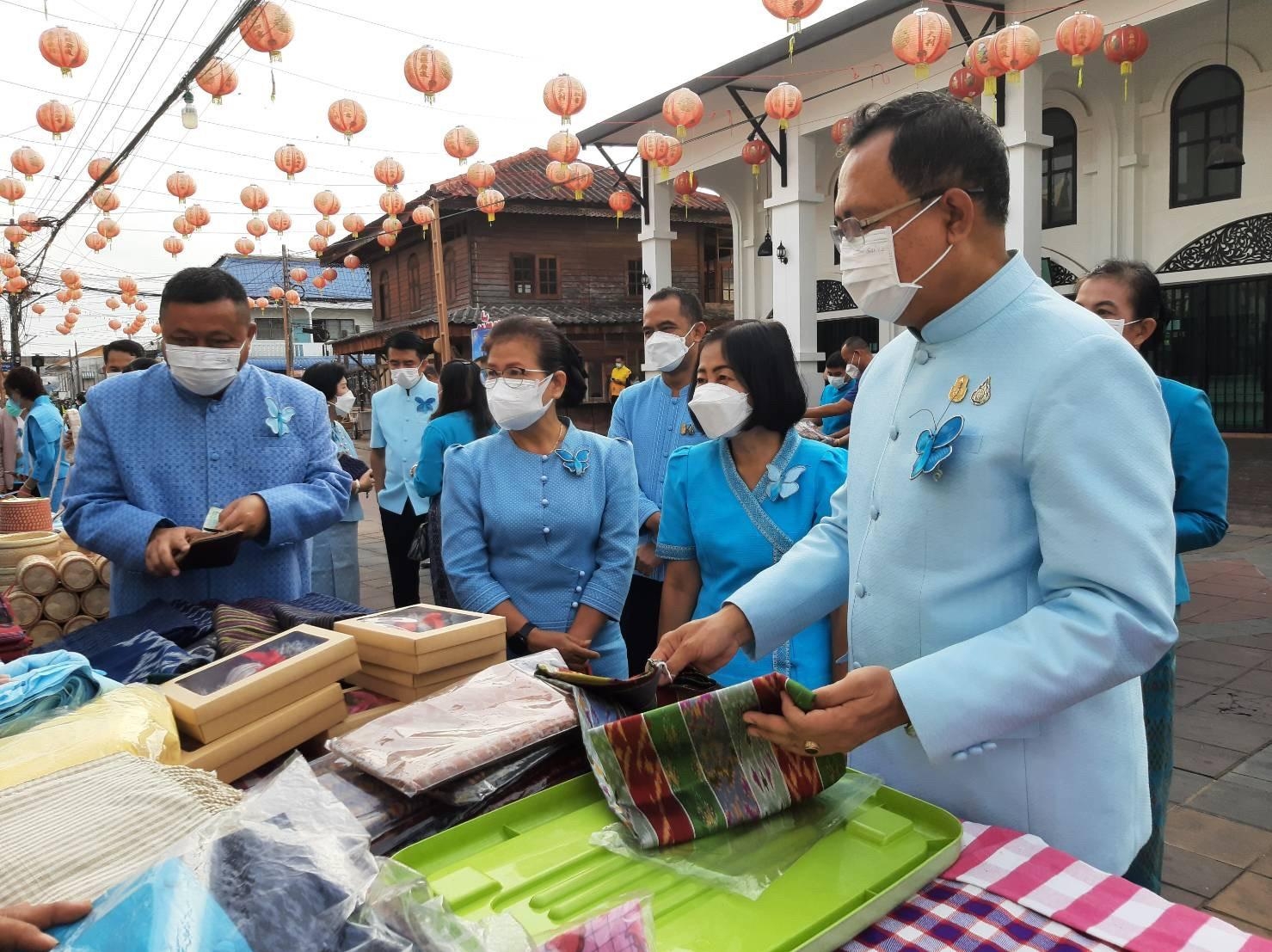 พช.ยโสธร ร่วมอนุรักษ์ศิลป์ผ้าถิ่นไทย สวมผ้าไทยใส่ให้สนุก ให้ทันสมัย ทำบุญตักบาตรพระสงฆ์ถวายพระราชกุศล กิจกรรมเฉลิมพระเกียรติ สมเด็จพระเจ้าลูกยาเธอ เจ้าฟ้าทีปังกรรัศมีโชติ มหาวชิโรตตมางกูร สิริวิบูลยราชกุมารเนื่องในวันคล้ายวันประสูติ 29 เมษายน 2565