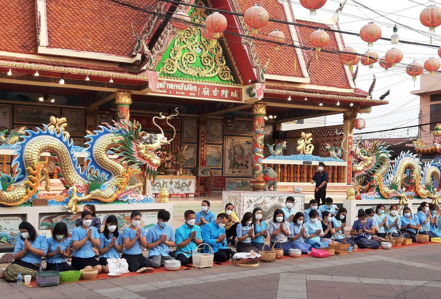 พช.ยโสธร ร่วมอนุรักษ์ศิลป์ผ้าถิ่นไทย สวมผ้าไทยใส่ให้สนุก ให้ทันสมัย ทำบุญตักบาตรพระสงฆ์ถวายพระราชกุศล กิจกรรมเฉลิมพระเกียรติ สมเด็จพระเจ้าลูกยาเธอ เจ้าฟ้าทีปังกรรัศมีโชติ มหาวชิโรตตมางกูร สิริวิบูลยราชกุมารเนื่องในวันคล้ายวันประสูติ 29 เมษายน 2565