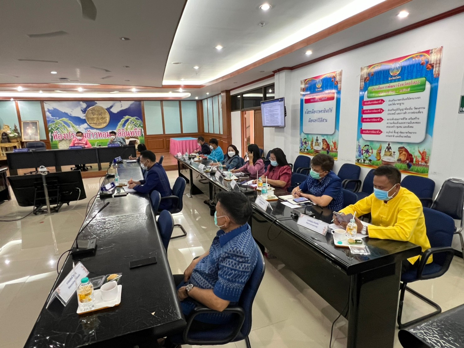 “คนยโสธรไม่ทิ้งกัน” จัดประชุมขับเคลื่อนศูนย์ปฏิบัติการขจัดความยากจนและพัฒนาคนทุกช่วงวัยอย่างยั่งยืนตามหลักปรัชญาของเศรษฐกิจพอเพียงในระดับพื้นที่ (แก้จนแบบพุ่งเป้า) จังหวัดยโสธร