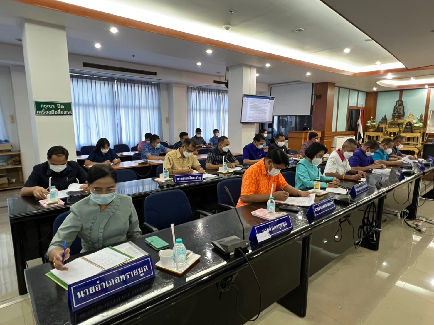 “คนยโสธรไม่ทิ้งกัน” จัดประชุมขับเคลื่อนศูนย์ปฏิบัติการขจัดความยากจนและพัฒนาคนทุกช่วงวัยอย่างยั่งยืนตามหลักปรัชญาของเศรษฐกิจพอเพียงในระดับพื้นที่ (แก้จนแบบพุ่งเป้า) จังหวัดยโสธร