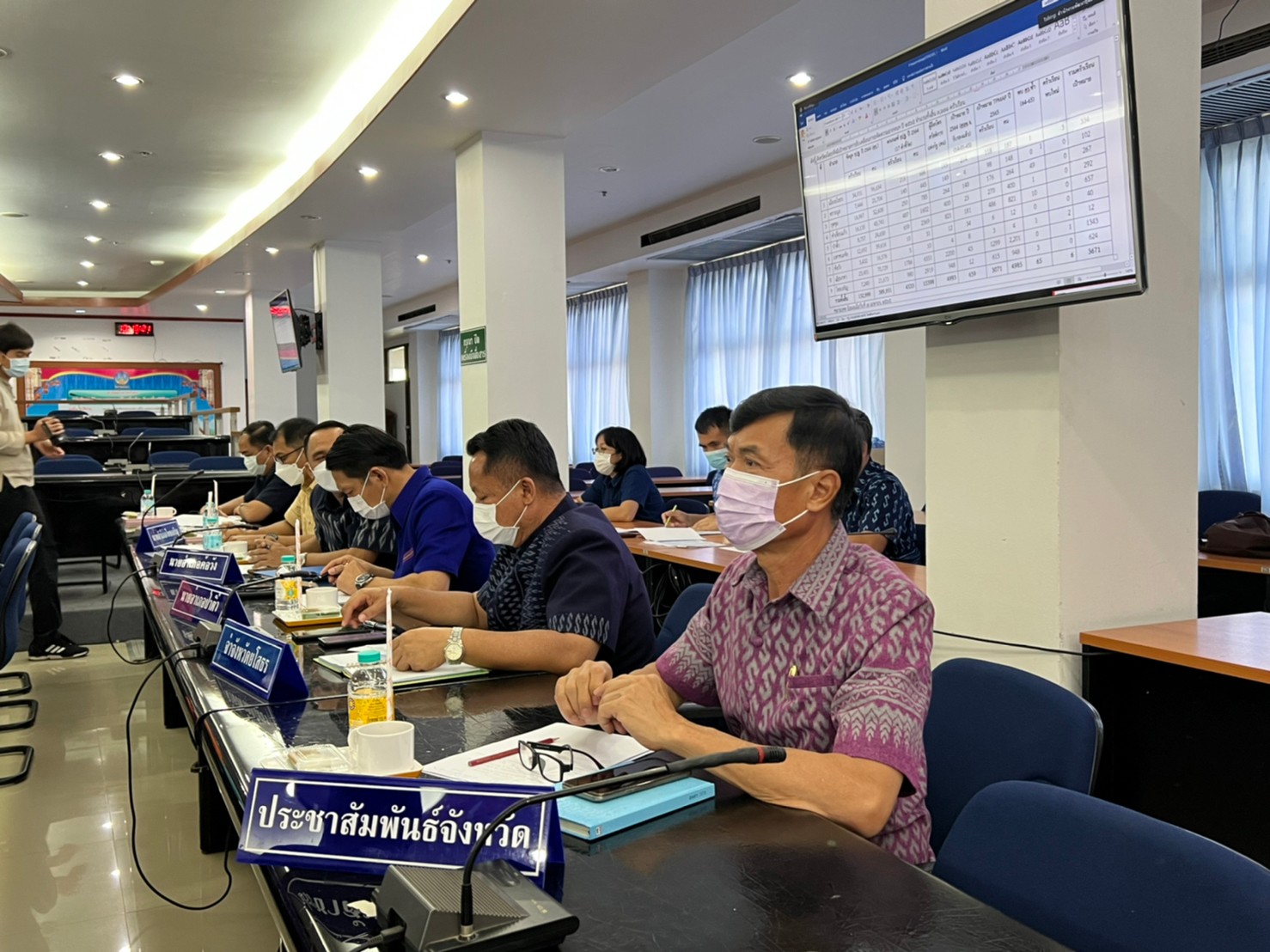 “คนยโสธรไม่ทิ้งกัน” จัดประชุมขับเคลื่อนศูนย์ปฏิบัติการขจัดความยากจนและพัฒนาคนทุกช่วงวัยอย่างยั่งยืนตามหลักปรัชญาของเศรษฐกิจพอเพียงในระดับพื้นที่ (แก้จนแบบพุ่งเป้า) จังหวัดยโสธร