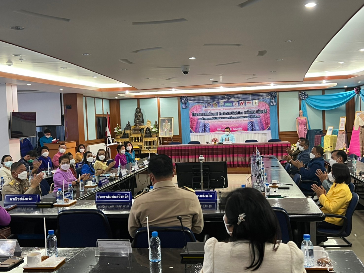 พช.ยโสธร ขอความร่วมมือกับภาคเอกชนร่วมลงนาม ( MOU ) “ คนเมืองยศ ร่วมใจสวมใสผ้าไทย เฉลิมพระเกียรติสมเด็จพระนางเจ้าสิริกิติ์ พระบรมราชินีนาถ พระบรมราชชนนีพันปีหลวง เนื่องในโอกาสมหามงคลเฉลิมพระชนมพรรษา 90 พรรษา 12 สิงหาคม 2565″