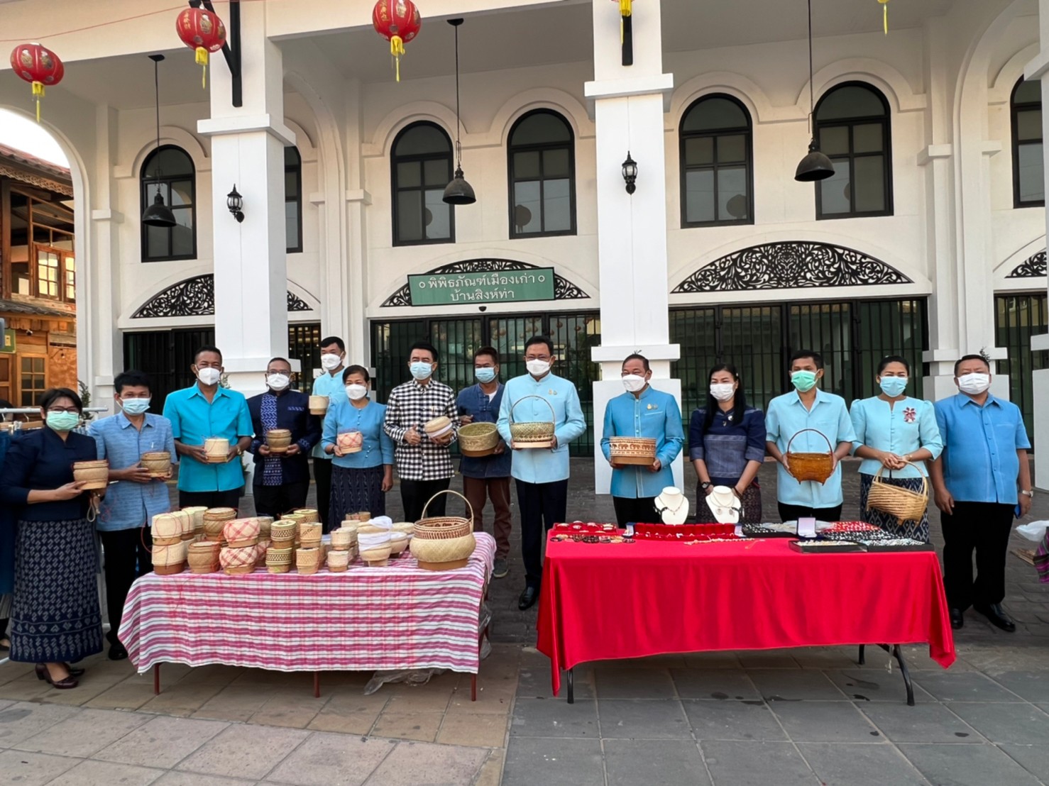 พช.ยโสธร สวมผ้าไทย ใส่ให้สนุก อนุรักษ์ผ้าไทยให้ทันสมัย ทำบุญตักบาตร ในงานทำบุญตักบาตรย้อนยุควิถีถิ่นวิถีไทย และจำหน่ายสินค้า OTOP  ณ ถนนคนเดินยโสธร เมืองเก่าบ้านสิงห์ท่า