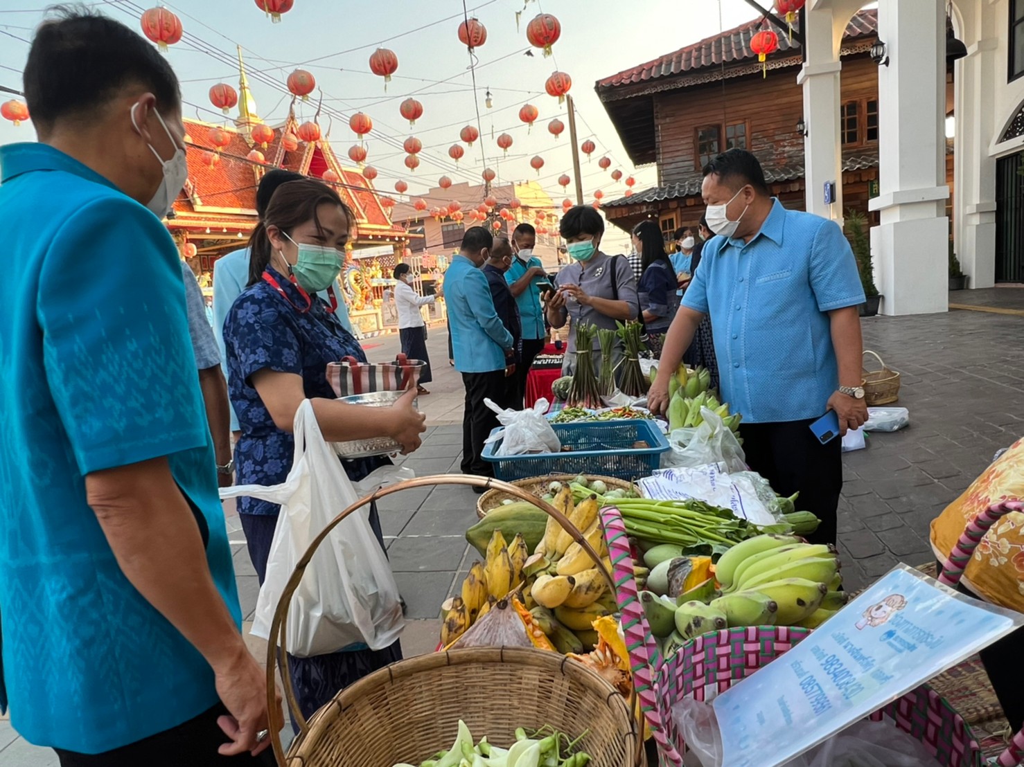 พช.ยโสธร สวมผ้าไทย ใส่ให้สนุก อนุรักษ์ผ้าไทยให้ทันสมัย ทำบุญตักบาตร ในงานทำบุญตักบาตรย้อนยุควิถีถิ่นวิถีไทย และจำหน่ายสินค้า OTOP  ณ ถนนคนเดินยโสธร เมืองเก่าบ้านสิงห์ท่า