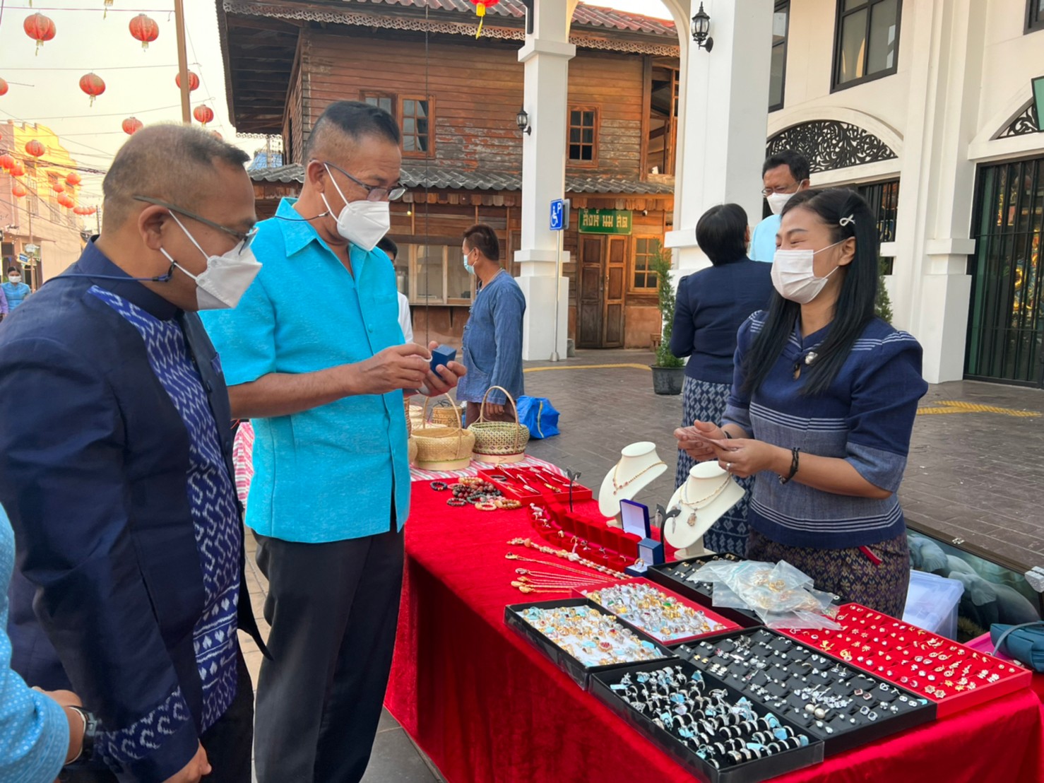 พช.ยโสธร สวมผ้าไทย ใส่ให้สนุก อนุรักษ์ผ้าไทยให้ทันสมัย ทำบุญตักบาตร ในงานทำบุญตักบาตรย้อนยุควิถีถิ่นวิถีไทย และจำหน่ายสินค้า OTOP  ณ ถนนคนเดินยโสธร เมืองเก่าบ้านสิงห์ท่า
