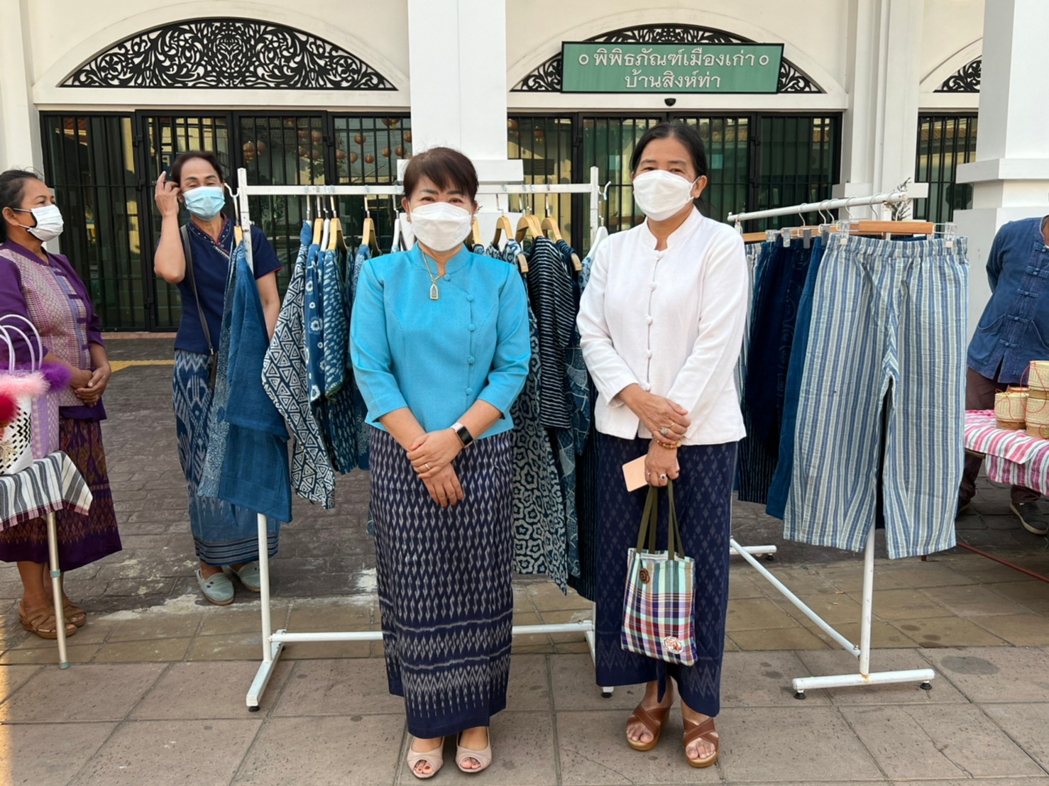 พช.ยโสธร สวมผ้าไทย ใส่ให้สนุก อนุรักษ์ผ้าไทยให้ทันสมัย ทำบุญตักบาตร ในงานทำบุญตักบาตรย้อนยุควิถีถิ่นวิถีไทย และจำหน่ายสินค้า OTOP  ณ ถนนคนเดินยโสธร เมืองเก่าบ้านสิงห์ท่า