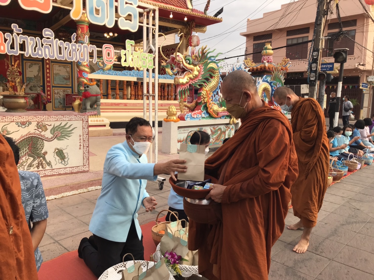 พช.ยโสธร  ร่วมอนุรักษ์ศิลป์ผ้าถิ่นไทย สวมผ้าไทยใส่ให้สนุก ให้ทันสมัย ทำบุญตักบาตรย้อนยุควิถีถิ่นวิถีไทย และจำหน่ายสินค้า OTOP  ณ ถนนคนเดินยโสธร เมืองเก่าบ้านสิงห์ท่า