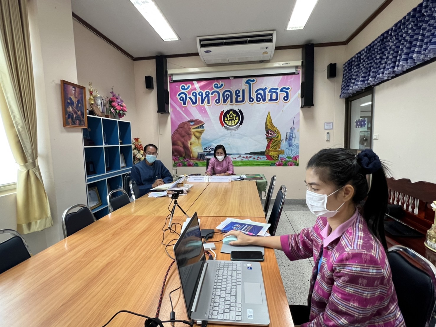 พช.ยโสธร ประชุมชี้แจงแนวทางติดตามความก้าวหน้าการขับเคลื่อนการดำเนินงานขจัดความยากจนและพัฒนาคนทุกช่วงวัยอย่างยั่งยืนตามหลักปรัชญาของเศรษฐกิจพอเพียง จังหวัดยโสธร