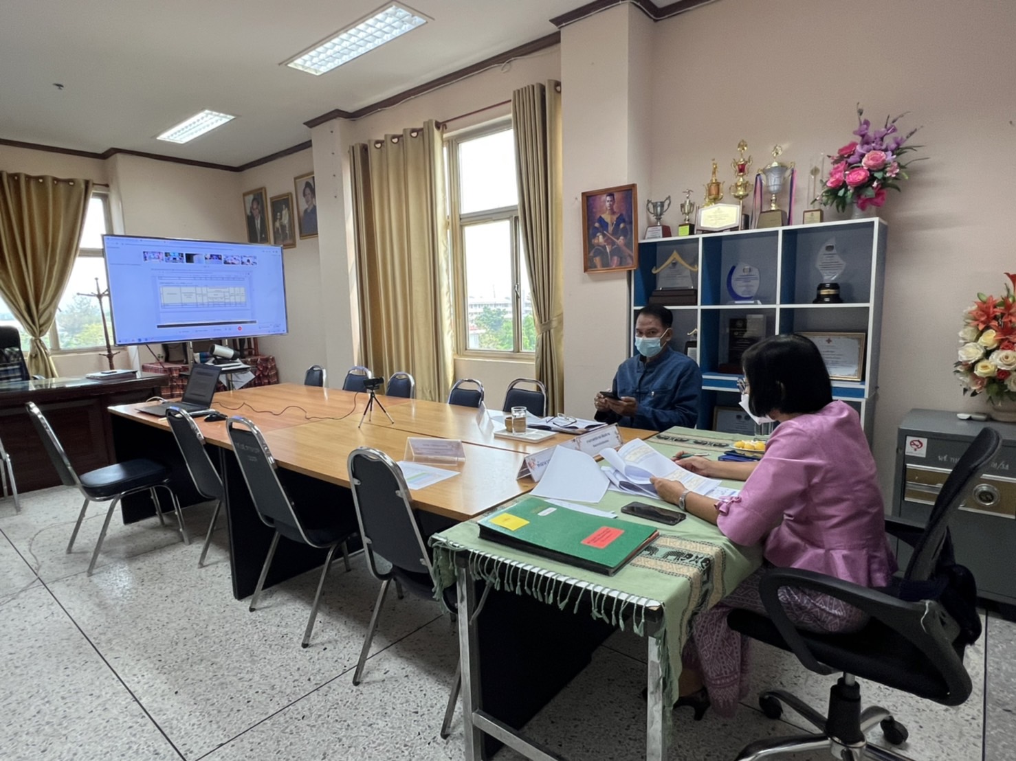 พช.ยโสธร  ร่วมการประชุมติดตามการขับเคลื่อนการดำเนินงานขจัดความยากจนและพัฒนาคนทุกช่วงวัยอย่างยั่งยืนตามหลักปรัชญาของเศรษฐกิจพอเพียงในระดับพื้นที่