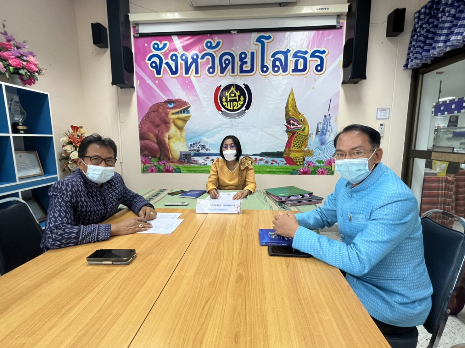 พช.ยโสธร ร่วมประชุมสร้างความเข้าใจการดำเนินงาน  ภายใต้บันทึกข้อตกลงความร่วมมือในการแก้ไขปัญหาความยากจนเชิงบูรณาการระหว่าง กรมการพัฒนาชุมชน กระทรวงมหาดไทย กับ มูลนิธิป่อเต็กตึ๊ง ผ่านระบบอิเล็กทรอนิกส์  ( Zoom Cloud Meeting )