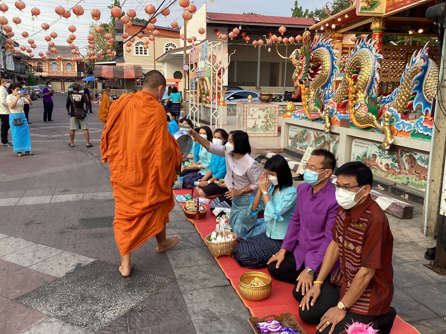 พช.ยโสธร  ร่วมอนุรักษ์ศิลป์ผ้าถิ่นไทย สวมผ้าไทยใส่ให้สนุก ให้ทันสมัย ทำบุญตักบาตรย้อนยุควิถีถิ่นวิถีไทย และจำหน่ายสินค้า OTOP  ณ ถนนคนเดินยโสธร เมืองเก่าบ้านสิงห์ท่า