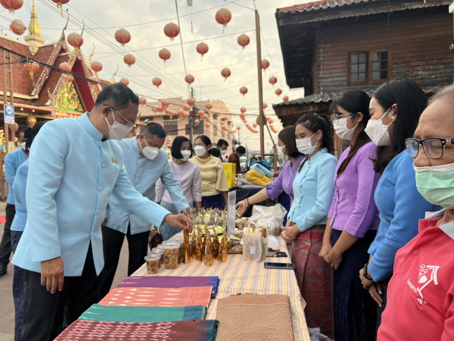 พช.ยโสธร  ร่วมอนุรักษ์ศิลป์ผ้าถิ่นไทย สวมผ้าไทยใส่ให้สนุก ให้ทันสมัย ทำบุญตักบาตรย้อนยุควิถีถิ่นวิถีไทย และจำหน่ายสินค้า OTOP  ณ ถนนคนเดินยโสธร เมืองเก่าบ้านสิงห์ท่า
