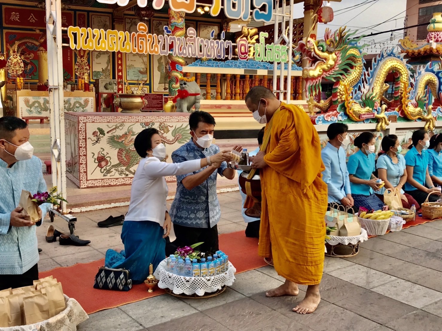 พช.ยโสธร  ร่วมอนุรักษ์ศิลป์ผ้าถิ่นไทย สวมผ้าไทยใส่ให้สนุก ให้ทันสมัย ทำบุญตักบาตรย้อนยุควิถีถิ่นวิถีไทย และจำหน่ายสินค้า OTOP  ณ ถนนคนเดินยโสธร เมืองเก่าบ้านสิงห์ท่า