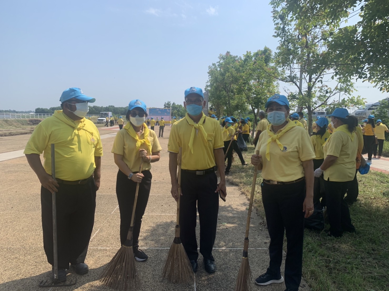 พช.ยโสธร ร่วมจิตอาสาพัฒนา ทำความสะอาดและปรับปรุงภูมิทัศน์บริเวณสะพานข้ามลำน้ำทวน เนื่องในวันสมเด็จพระนเรศวรมหาราช ประจำปี 2565