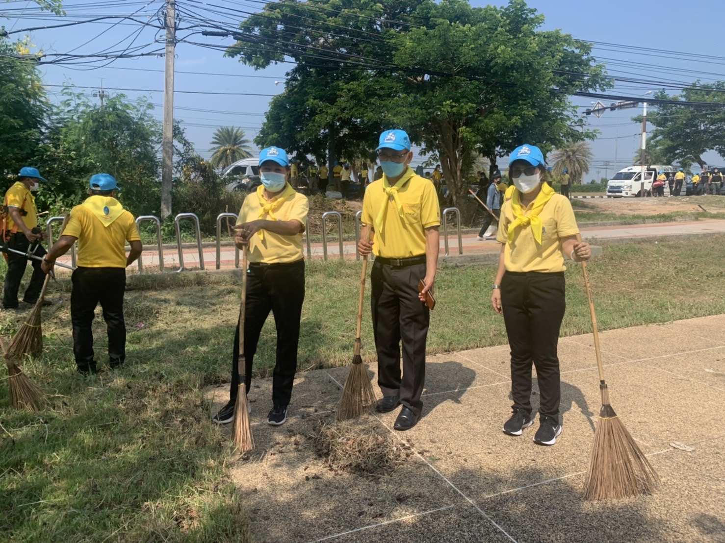 พช.ยโสธร ร่วมจิตอาสาพัฒนา ทำความสะอาดและปรับปรุงภูมิทัศน์บริเวณสะพานข้ามลำน้ำทวน เนื่องในวันสมเด็จพระนเรศวรมหาราช ประจำปี 2565