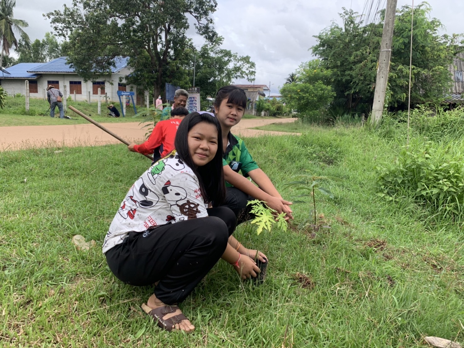 ??หมู่บ้านกองทุนแม่ของแผ่นดินต้นแบบด้านการป้องกันและแก้ไขปัญหายาเสพติด ประจำปี 3565 จังหวัดยโสธร ดำเนินกิจกรรมสร้างถนนกินได้และที่ว่างสร้างอาหาร