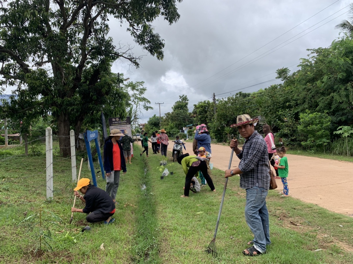??หมู่บ้านกองทุนแม่ของแผ่นดินต้นแบบด้านการป้องกันและแก้ไขปัญหายาเสพติด ประจำปี 3565 จังหวัดยโสธร ดำเนินกิจกรรมสร้างถนนกินได้และที่ว่างสร้างอาหาร