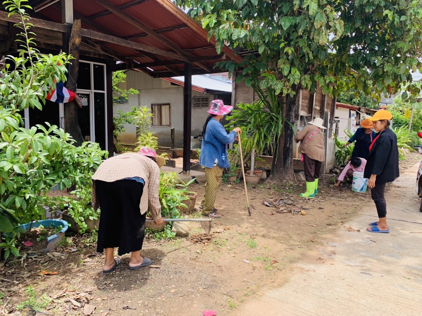 ??หมู่บ้านกองทุนแม่ของแผ่นดินต้นแบบด้านการป้องกันและแก้ไขปัญหายาเสพติด ประจำปี 3565 จังหวัดยโสธร ดำเนินกิจกรรมสร้างถนนกินได้และที่ว่างสร้างอาหาร