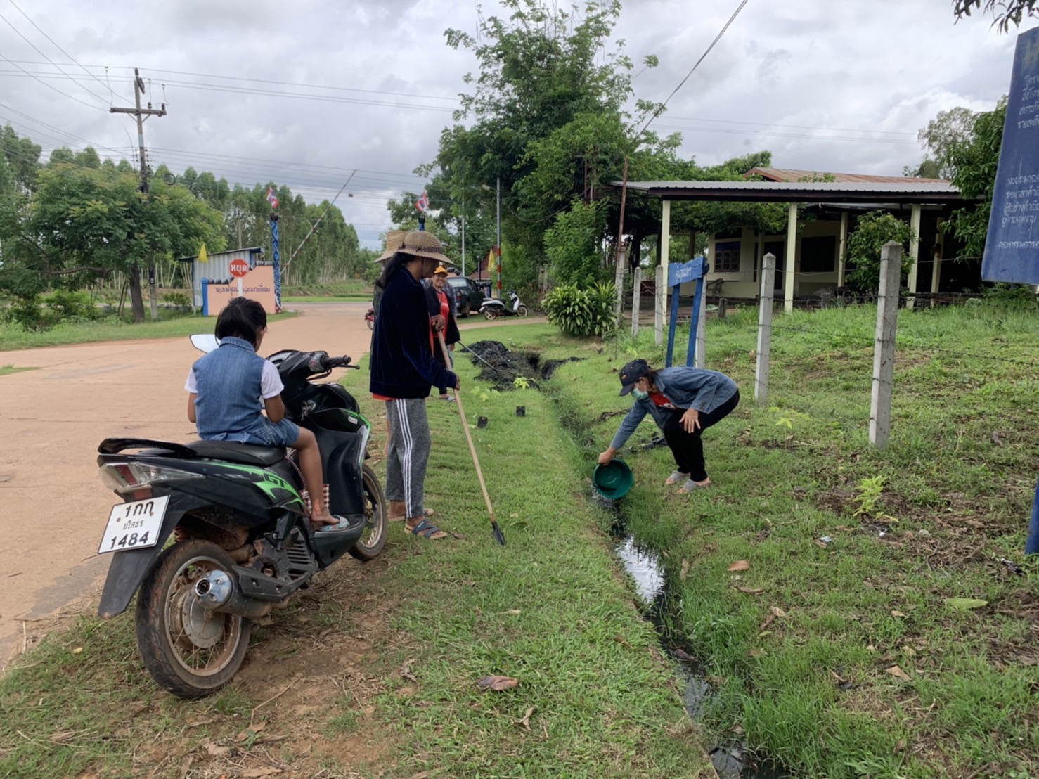 ??หมู่บ้านกองทุนแม่ของแผ่นดินต้นแบบด้านการป้องกันและแก้ไขปัญหายาเสพติด ประจำปี 3565 จังหวัดยโสธร ดำเนินกิจกรรมสร้างถนนกินได้และที่ว่างสร้างอาหาร