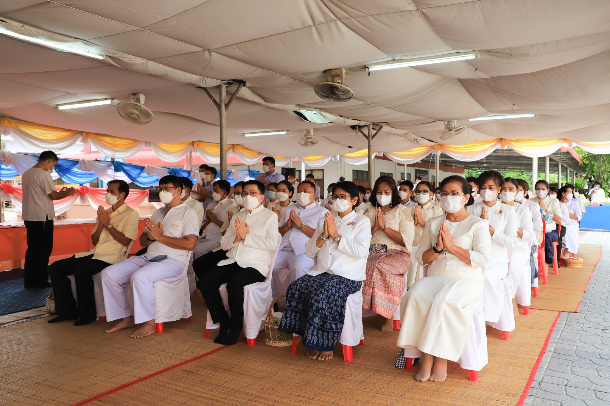 พช.ยโสธร ร่วมทำบุญตักบาตรและเวียนเทียนเนื่องในวันวิสาขบูชา ปี 2565