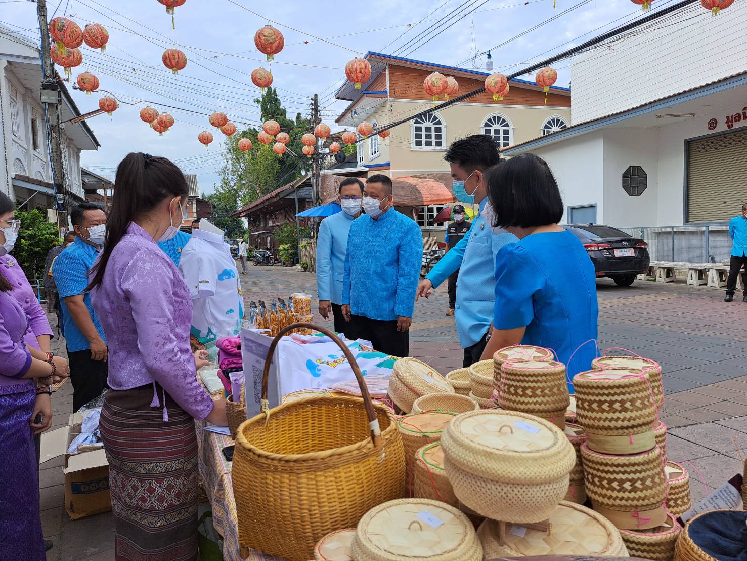พช.ยโสธร สวมผ้าไทย ใส่ให้สนุก อนุรักษ์ผ้าไทยให้ทันสมัย ทำบุญตักบาตร ในงานทำบุญตักบาตรย้อนยุควิถีถิ่นวิถีไทย และจำหน่ายสินค้า OTOP ณ ถนนคนเดินยโสธร เมืองเก่าบ้านสิงห์ท่า