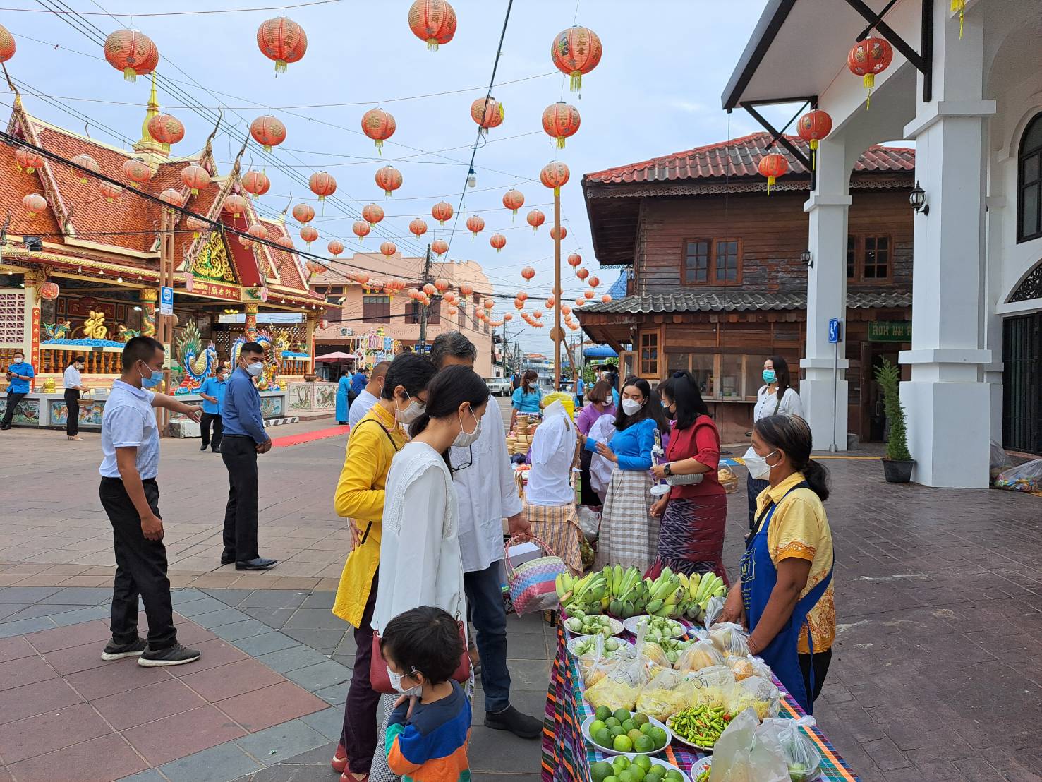 พช.ยโสธร สวมผ้าไทย ใส่ให้สนุก อนุรักษ์ผ้าไทยให้ทันสมัย ทำบุญตักบาตร ในงานทำบุญตักบาตรย้อนยุควิถีถิ่นวิถีไทย และจำหน่ายสินค้า OTOP ณ ถนนคนเดินยโสธร เมืองเก่าบ้านสิงห์ท่า
