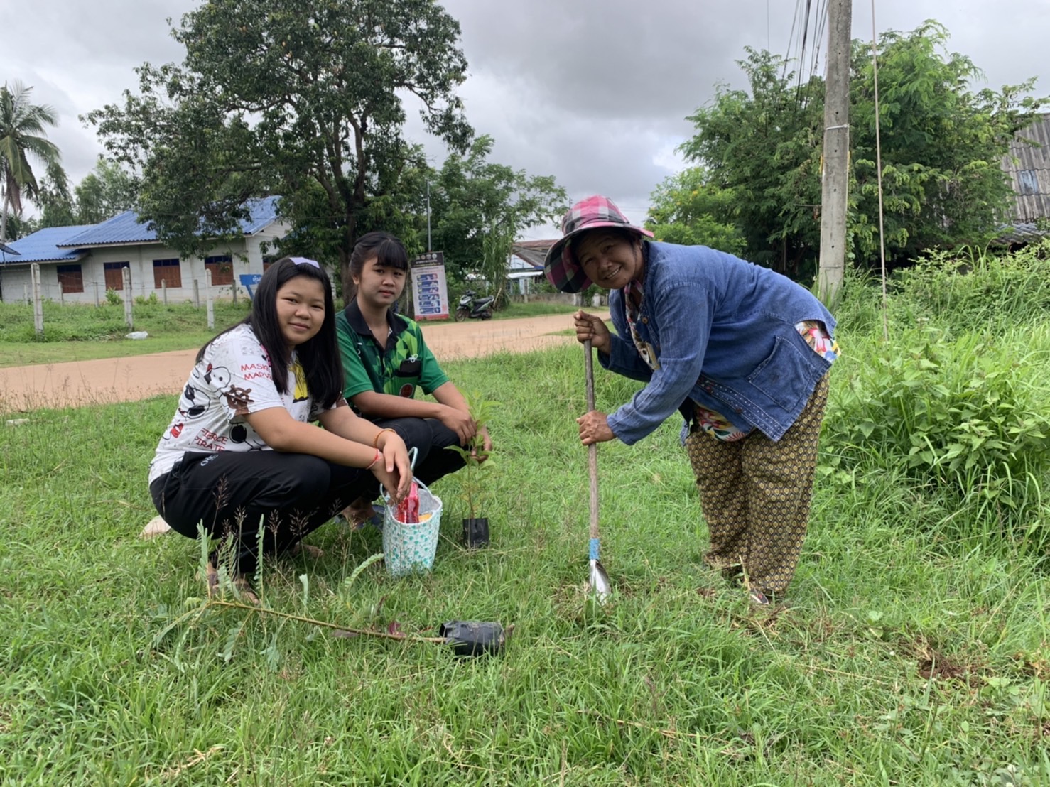 ??หมู่บ้านกองทุนแม่ของแผ่นดินต้นแบบด้านการป้องกันและแก้ไขปัญหายาเสพติด ประจำปี 3565 จังหวัดยโสธร ดำเนินกิจกรรมสร้างถนนกินได้และที่ว่างสร้างอาหาร