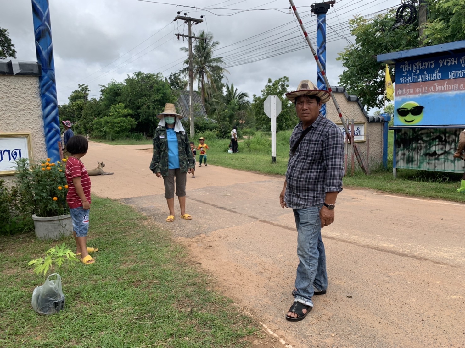 ??หมู่บ้านกองทุนแม่ของแผ่นดินต้นแบบด้านการป้องกันและแก้ไขปัญหายาเสพติด ประจำปี 3565 จังหวัดยโสธร ดำเนินกิจกรรมสร้างถนนกินได้และที่ว่างสร้างอาหาร