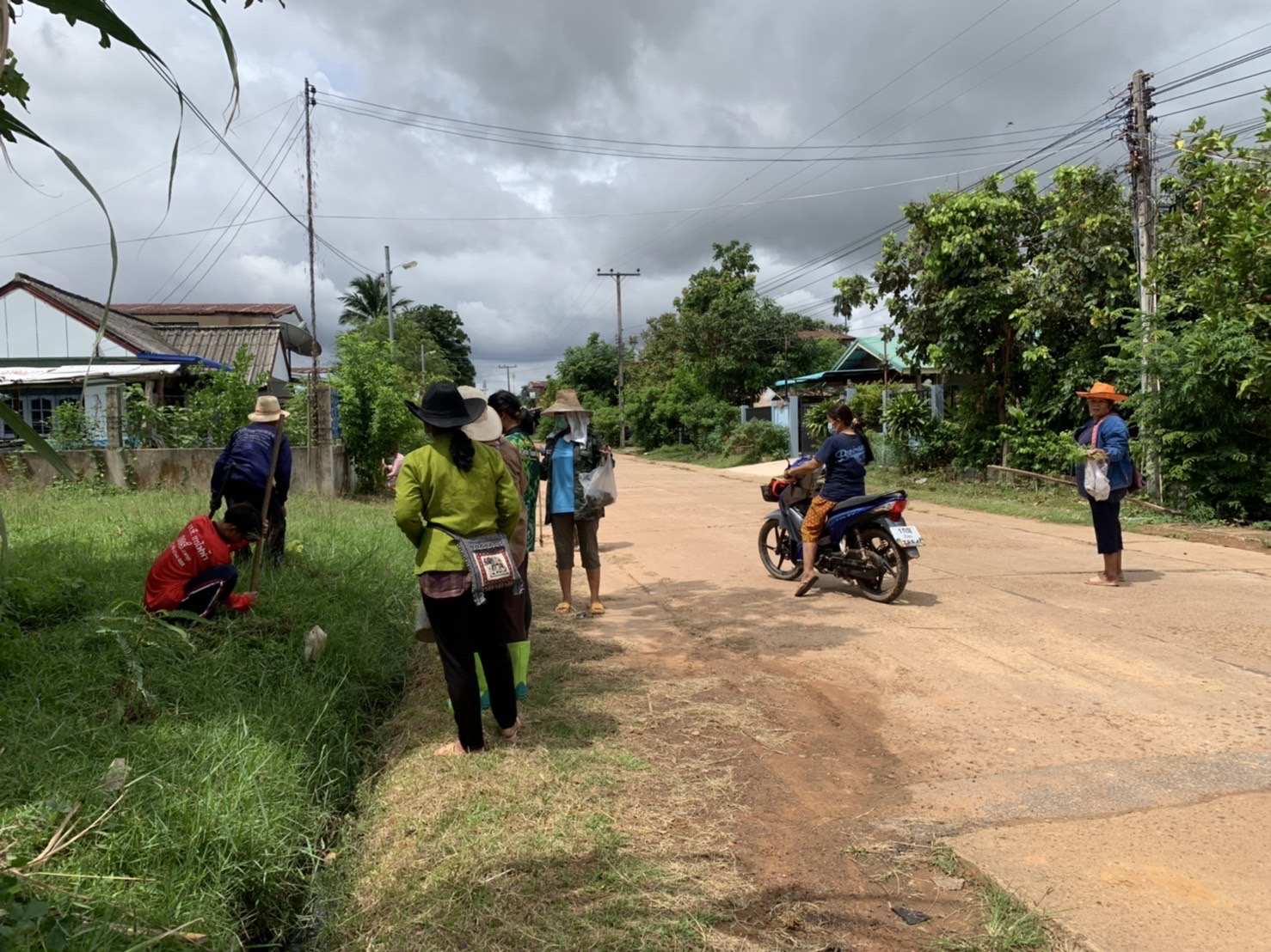 ??หมู่บ้านกองทุนแม่ของแผ่นดินต้นแบบด้านการป้องกันและแก้ไขปัญหายาเสพติด ประจำปี 3565 จังหวัดยโสธร ดำเนินกิจกรรมสร้างถนนกินได้และที่ว่างสร้างอาหาร