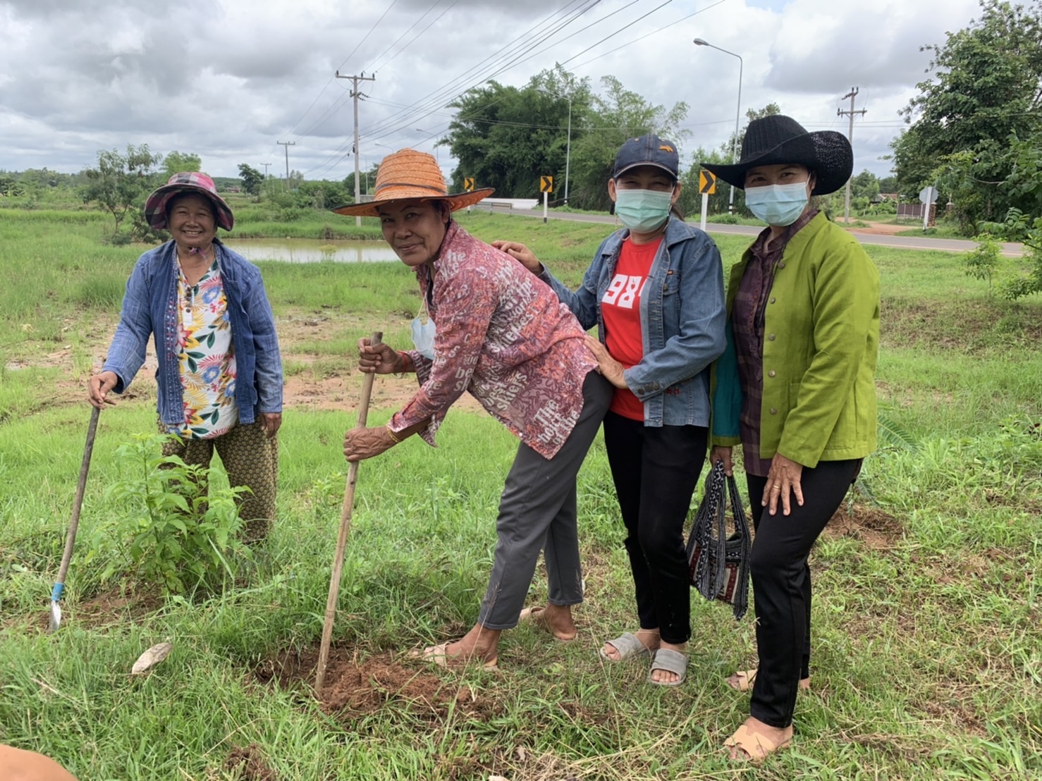 ??หมู่บ้านกองทุนแม่ของแผ่นดินต้นแบบด้านการป้องกันและแก้ไขปัญหายาเสพติด ประจำปี 3565 จังหวัดยโสธร ดำเนินกิจกรรมสร้างถนนกินได้และที่ว่างสร้างอาหาร