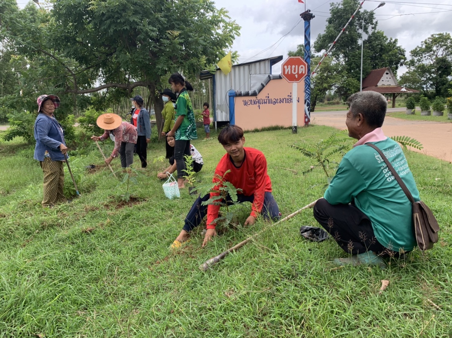 ??หมู่บ้านกองทุนแม่ของแผ่นดินต้นแบบด้านการป้องกันและแก้ไขปัญหายาเสพติด ประจำปี 3565 จังหวัดยโสธร ดำเนินกิจกรรมสร้างถนนกินได้และที่ว่างสร้างอาหาร