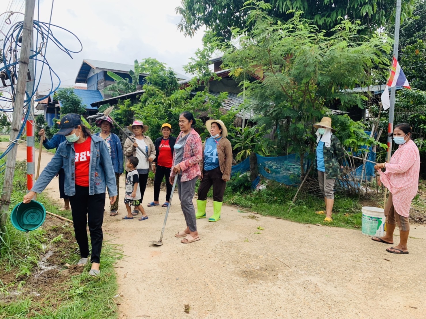 ??หมู่บ้านกองทุนแม่ของแผ่นดินต้นแบบด้านการป้องกันและแก้ไขปัญหายาเสพติด ประจำปี 3565 จังหวัดยโสธร ดำเนินกิจกรรมสร้างถนนกินได้และที่ว่างสร้างอาหาร