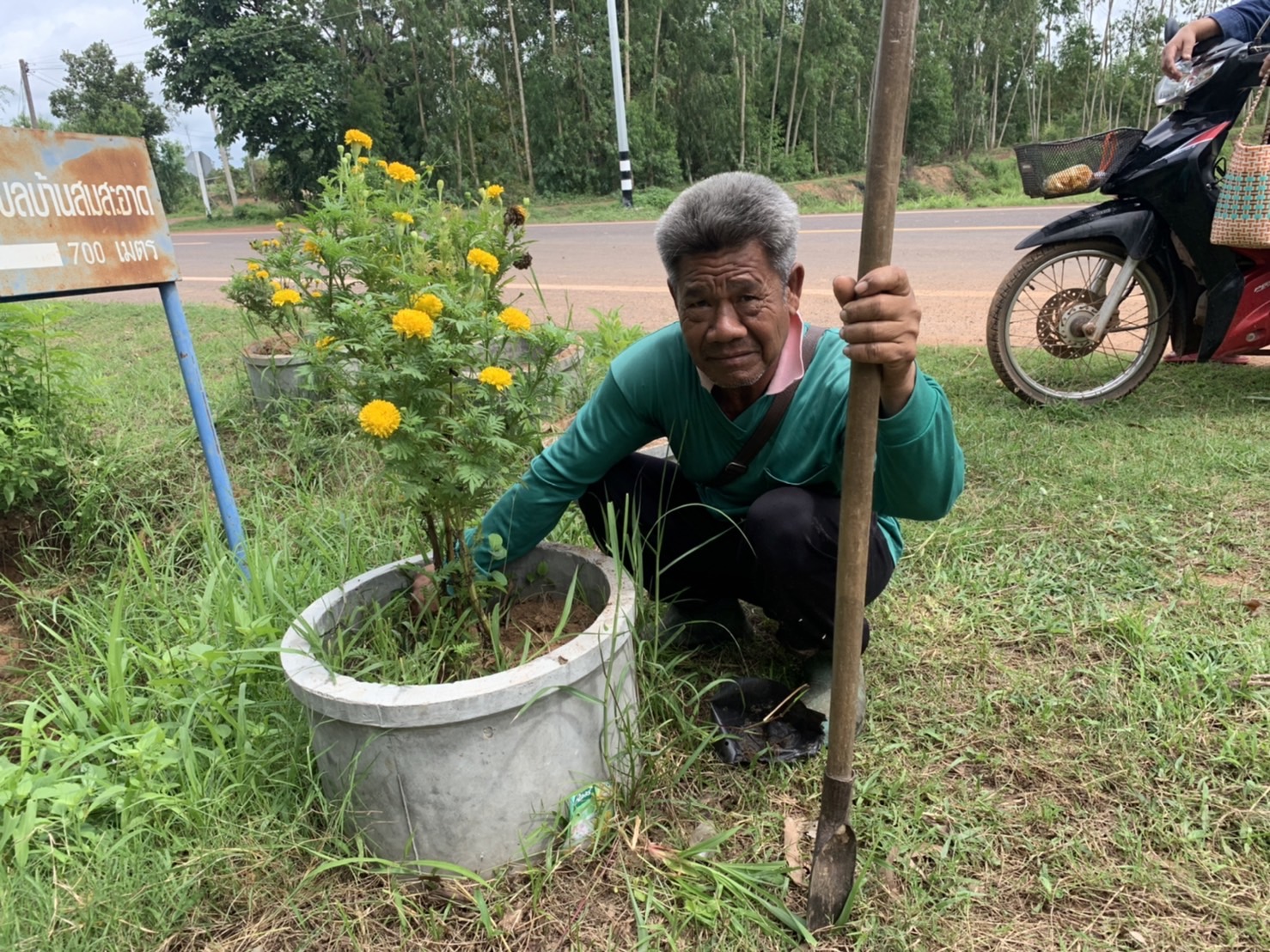 ??หมู่บ้านกองทุนแม่ของแผ่นดินต้นแบบด้านการป้องกันและแก้ไขปัญหายาเสพติด ประจำปี 3565 จังหวัดยโสธร ดำเนินกิจกรรมสร้างถนนกินได้และที่ว่างสร้างอาหาร